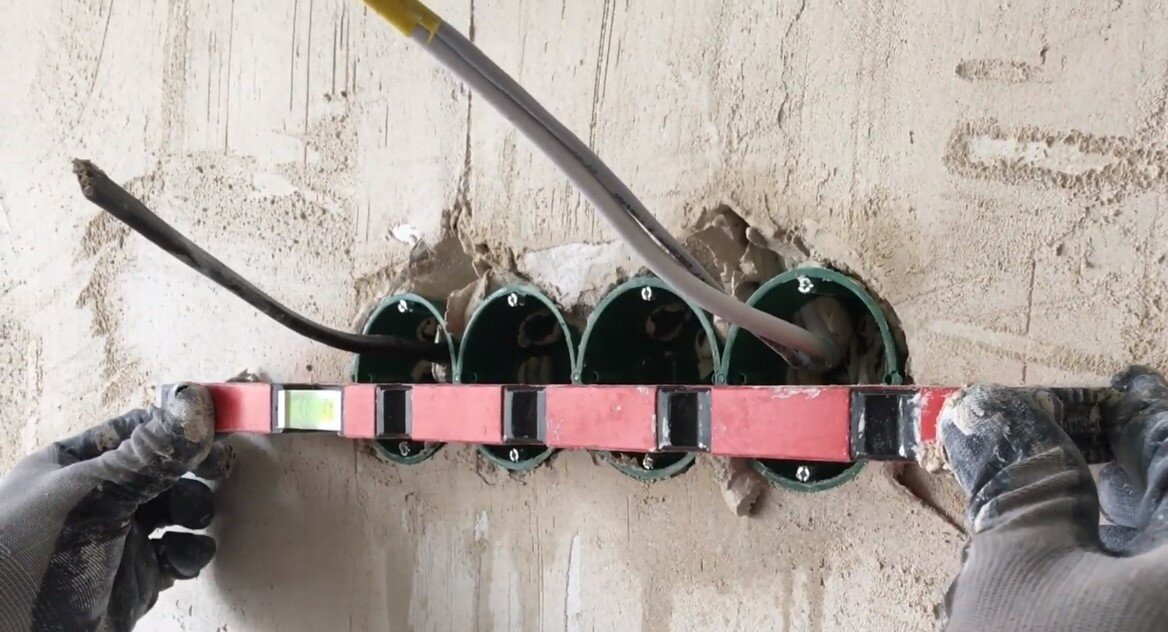 уровень для установки розеток