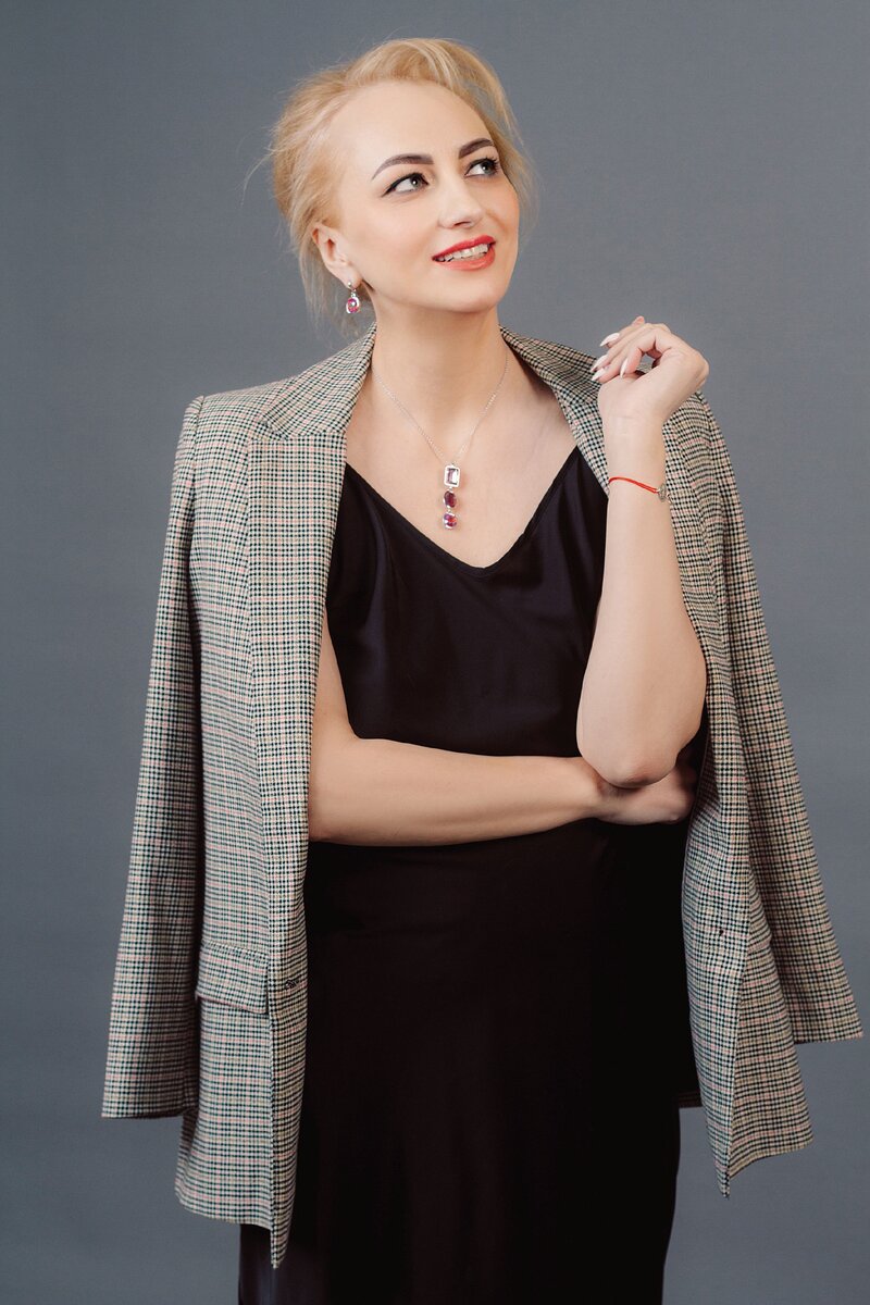 Ольга Семина, независимый эксперт WorldSkills, сертифицированный тренер ИАТА, 12 лет в авиационной отрасли, член Общественного совета при министре образования Московской области. Награждена Знаком Преподобного Сергия Радонежского, грамотами министерства транспорта РФ, министерства образования Московской области.