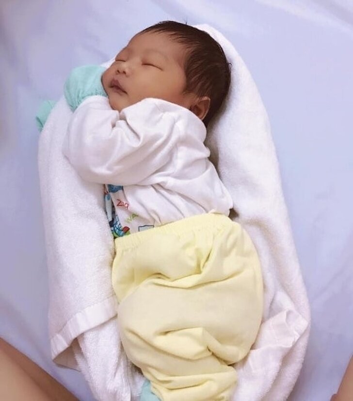 Новорожденному спать на боку или спине. Кокон из полотенца для малыша. Кокон для сна новорожденного из полотенца. Позы для сна новорожденного. Поза младенца во сне.