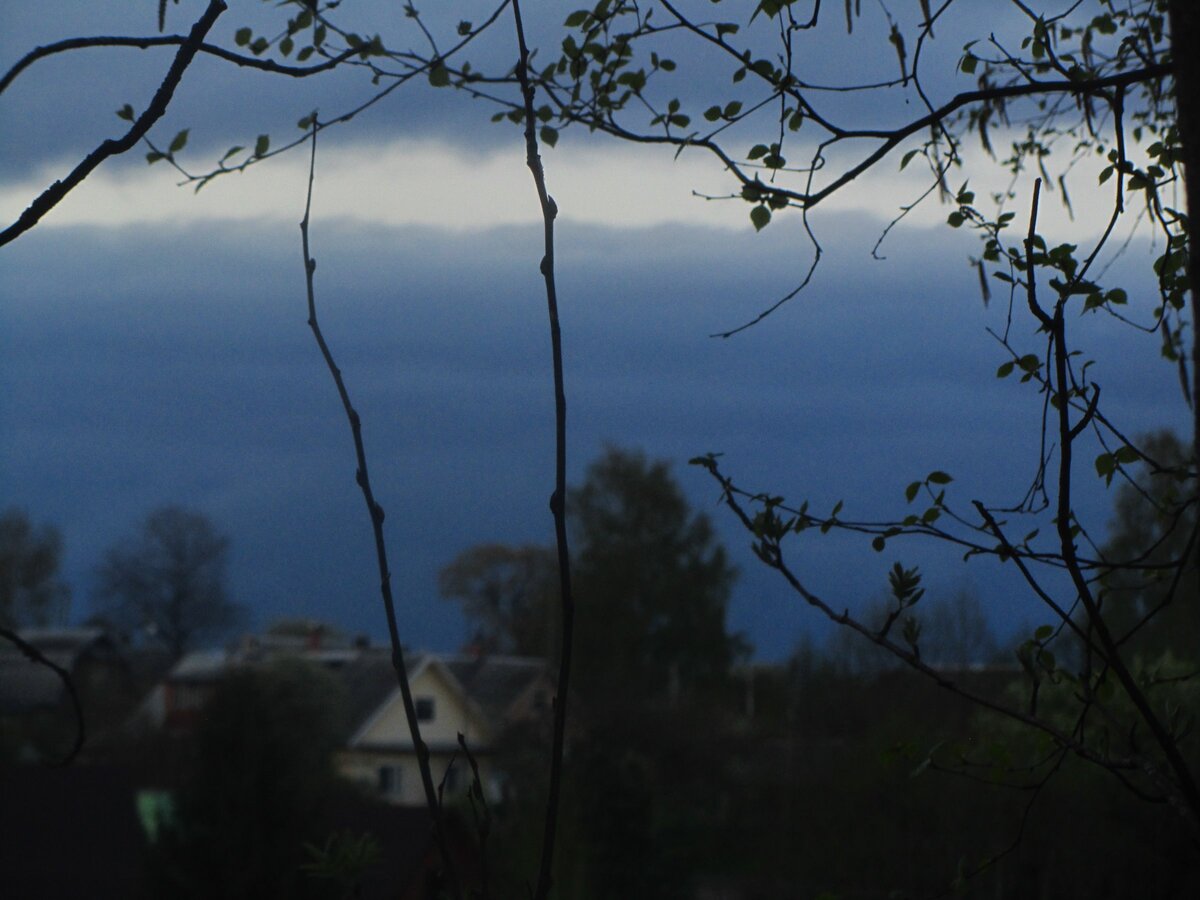 Здравствуйте, дорогие читатели! Сегодня расскажу вам о том, как довелось мне в 19 лет близко совсем увидеть опасное явление - шаровую молнию.