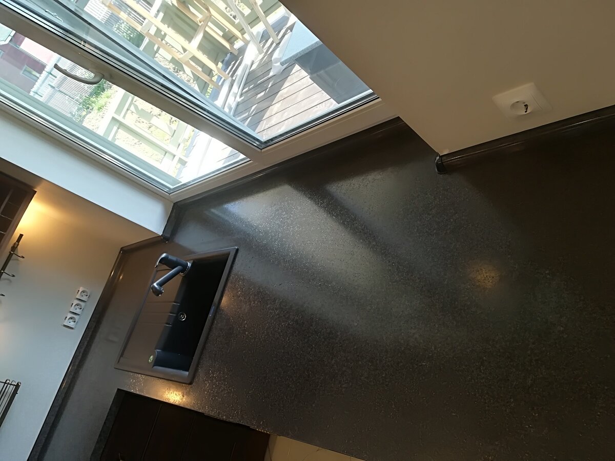 Это могут подоконники из ДСП,агломерата,камня. Все на Ваш выбор ))))