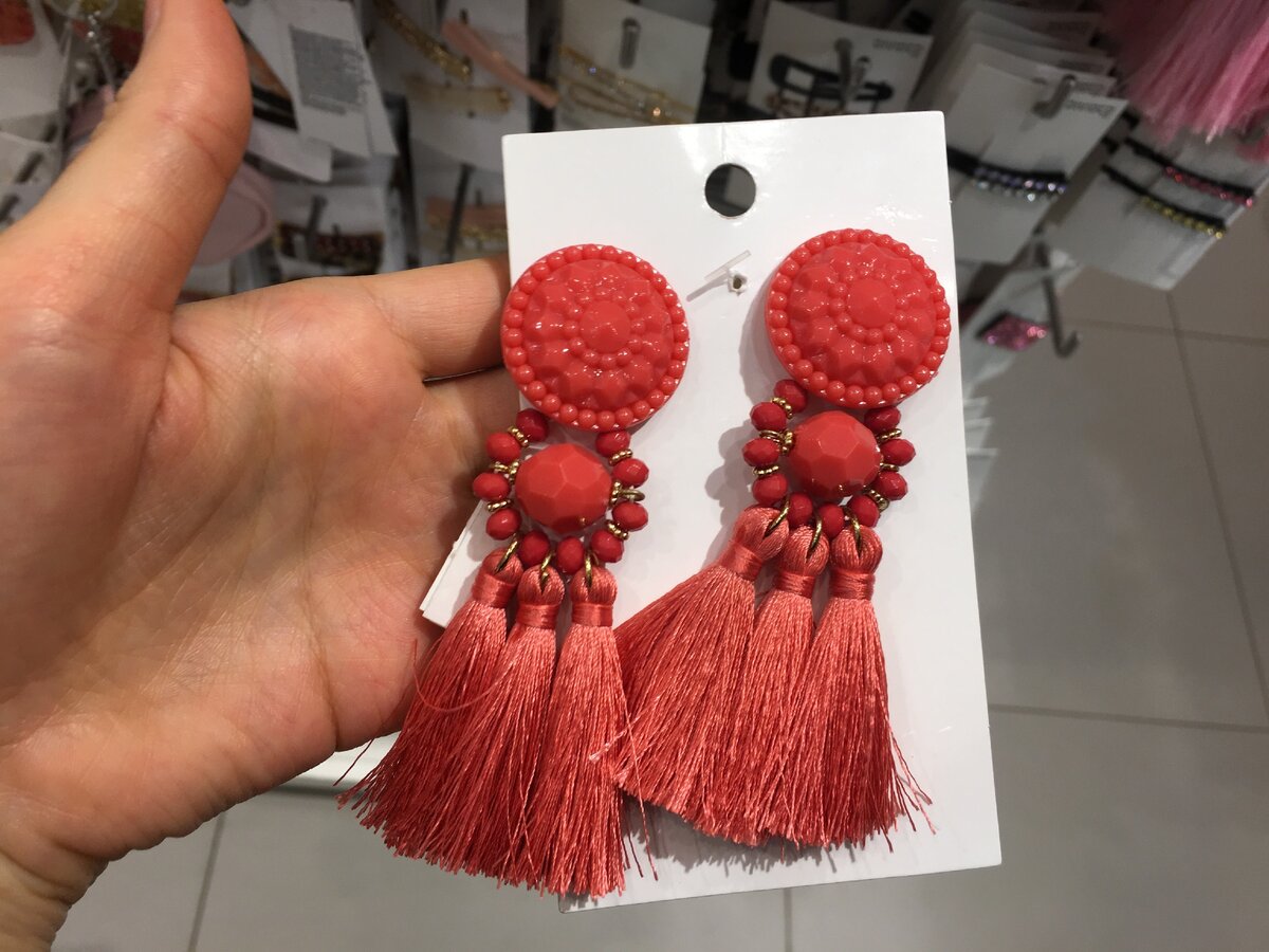 Серьги с кисточками из магазина H&M