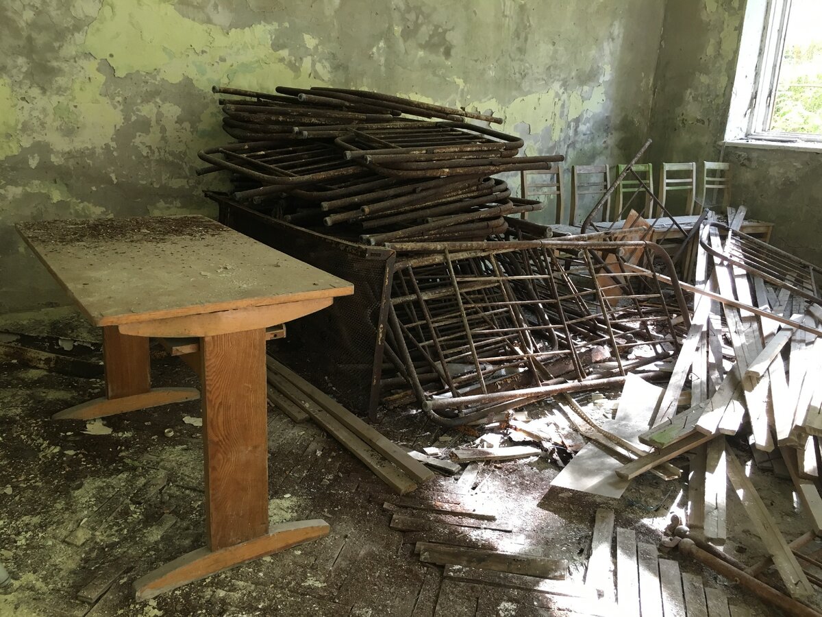Покинутая гостиница в военном городке Чернобыль-2, где находится огромный военный радар