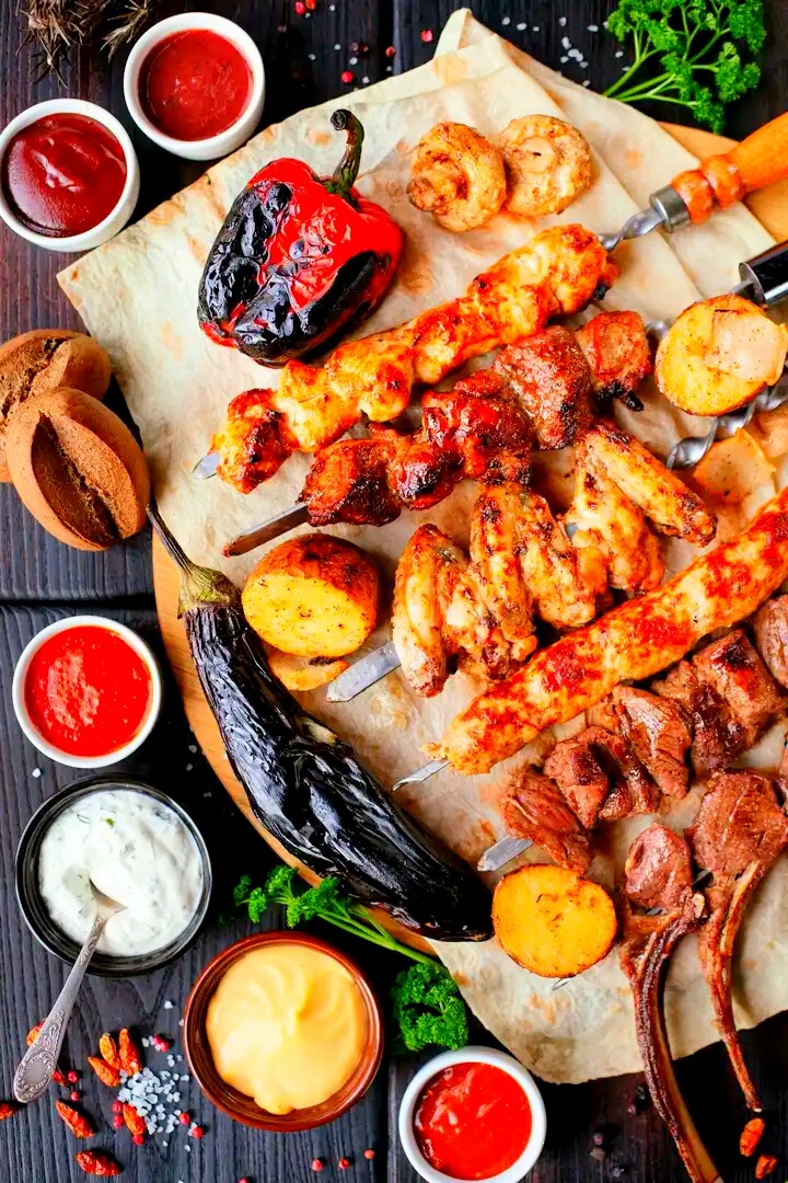 "Лайф ЕДА" Для гурманов вкусно покушать скажите мне кто не любит шашлыки из крылошек, ребрышек? Мне кажется все мы обожаем. И ещё люла кебаб, свинина, баранина. Кстати хочу сказать что многие не любят баранина потому что есть запах. Но этот запах можно устранить и после этого мясо баранины будет очень вкусным, мягким и сочным. А как устранить я вам сейчас расскажу. Берём мясо баранины ну ребрышек и добавляем мелчанный чеснок, зира, чёрный молотый перец, лук, семена кинзы и соль. И наливаем обычную газированную воду на 1кг мясо 05 литра. Потом начинаем перемешывать руками сжимая до того пока не мясо не будет обратно из себя сок маринованный всплескивать. Вот тогда уже мясо будет готов ну потом можно закрыть крышку и поставить на 1.5 часика. После 1.5 часа можно в шампур и жарить так чтобы было мясо сочным сбрызгивать сою. Ммм пальчики оближешь приятно аппетита. Подписывайтесь на мой канал и многое узнаете. 