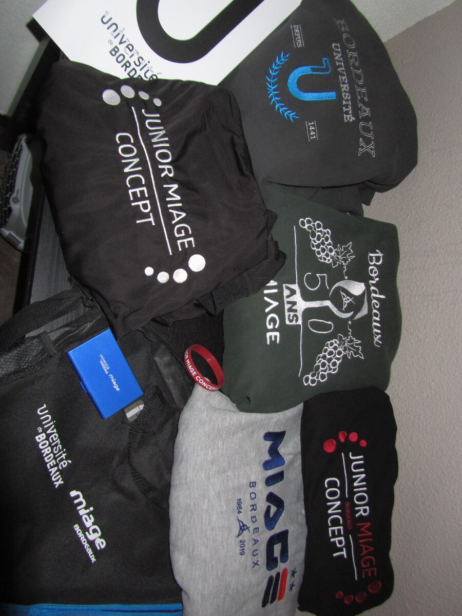 Логотип MIAGE на батниках, ручках, сумках... Свое фото.