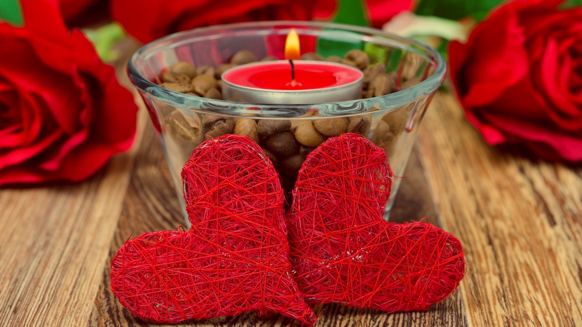 В современном обществе постепенно укрепляется мнение о медленном, но верном вымирании романтики – мы все чаще можем услышать о том, что романтика мельчает, что возвышенные чувства и идеализм заменяются лишь внешними цветочно-конфетными проявлениями, что повсеместный прагматизм губит романтику на корню.