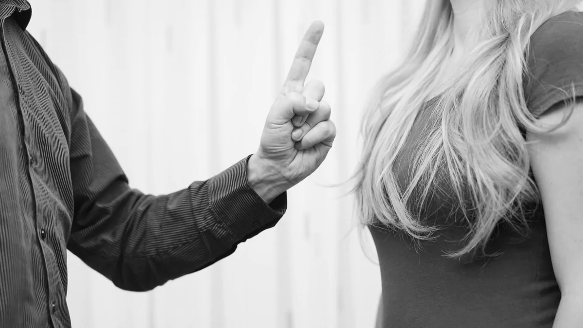 15 Early Warning Signs of a Potential Abuser [www.powerofpositivity.com]