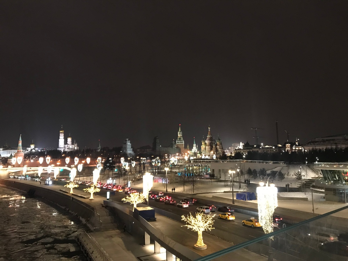 Вид с моста в парке "Зарядье"