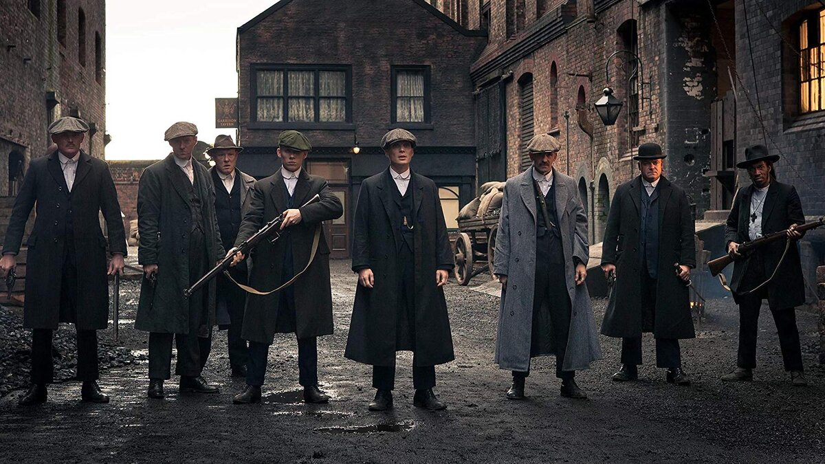 Британский сериал о криминальном мире Бирмингема 20-х годов прошлого века, в котором многолюдная семья Шелби стала одной из самых жестоких и влиятельных гангстерских банд послевоенного времени. Фирменным знаком группировки, промышлявшей грабежами и азартными играми, стали зашитые в козырьки лезвия.