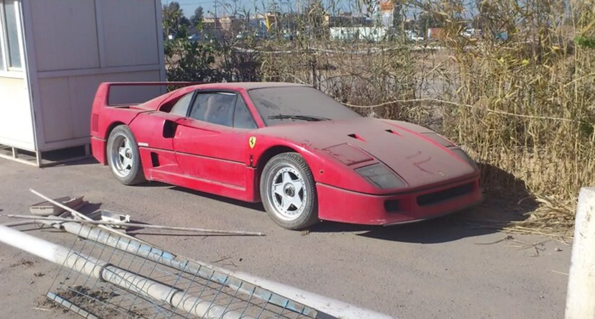 Вот так хранился Ferrari F40 Удей Хусейна. Источник: drivetribe.com