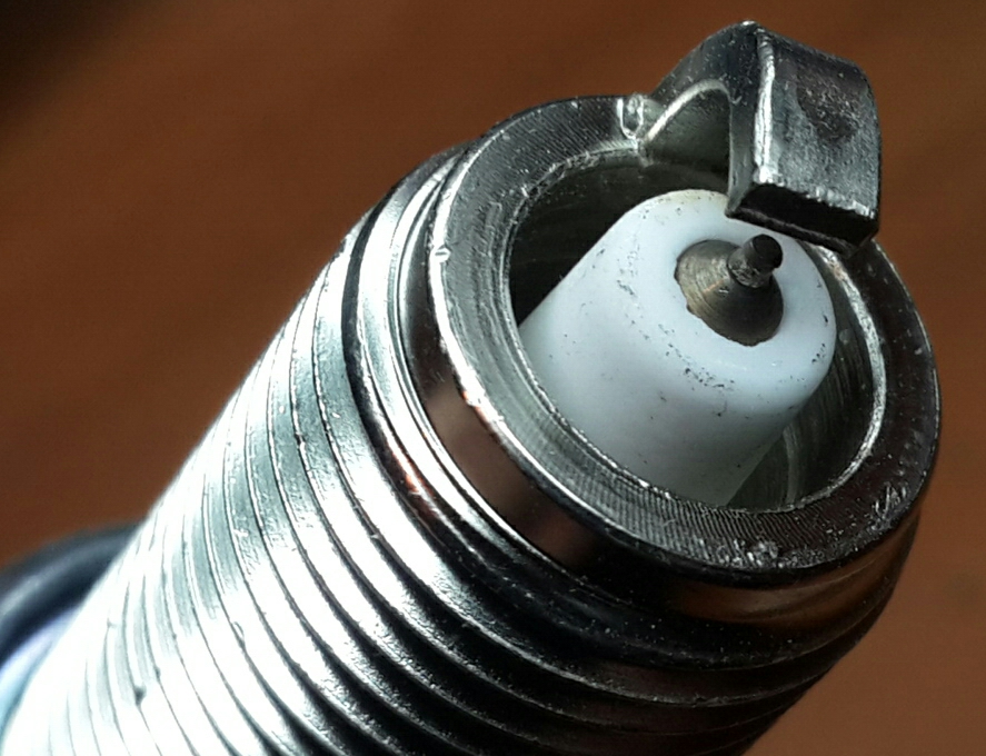 В центре находится плюс, буквой "Г" минус.