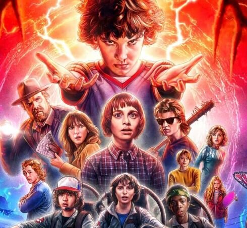 Этот сериал обязательно понравится тем, кто любит закрученные мистические истории и эстетику 80-х, — «Очень странные дела» отвечают этим критериям сполна и время от времени притворяются то «Твин Пиксом», то «Инопланетянином», то очередной экранизацией Стивена Кинга: сюжет сфокусирован на захолустном городке штата Индиана, где таинственным образом исчезает маленький мальчик, и группа впечатлительных подростков отправляется на его поиски. Шоу придумали и сняли братья-близнецы Даффер, которые умудрились признаться в любви буквально всем фильмам, плакаты которых висели в их детской комнате, что превратило сериал в самое грандиозное ностальгическое развлечение последних лет. Скоро нас ожидает финальный сезон истории, который шоураннеры предусмотрительно разделили на две части, чтобы растянуть удовольствие. 
