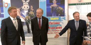 Этери Тутберидзе, Евгения Медведева и руководство Самбо-70 (источник - https://www.youtube.com/watch?time_continue=2&v=0cHc6i1ohbQ&feature=emb_logo)