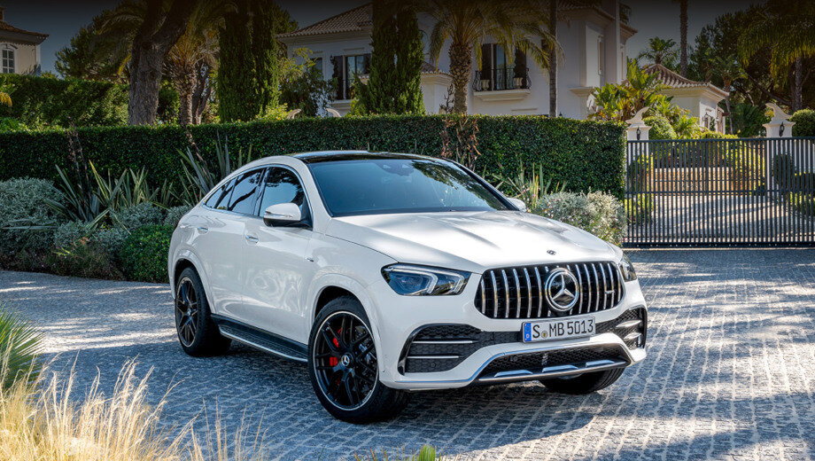 В движение GLE 53 приводит турбошестёрка 3.0 на 435 л.с. и 520 Н•м, с умеренной гибридной системой EQ Boost (22 л.с., 250 Н•м), девятиступенчатым «автоматом» AMG Speedshift TCT 9G и полным приводом. Разгон до сотни занимает 5,3 с.