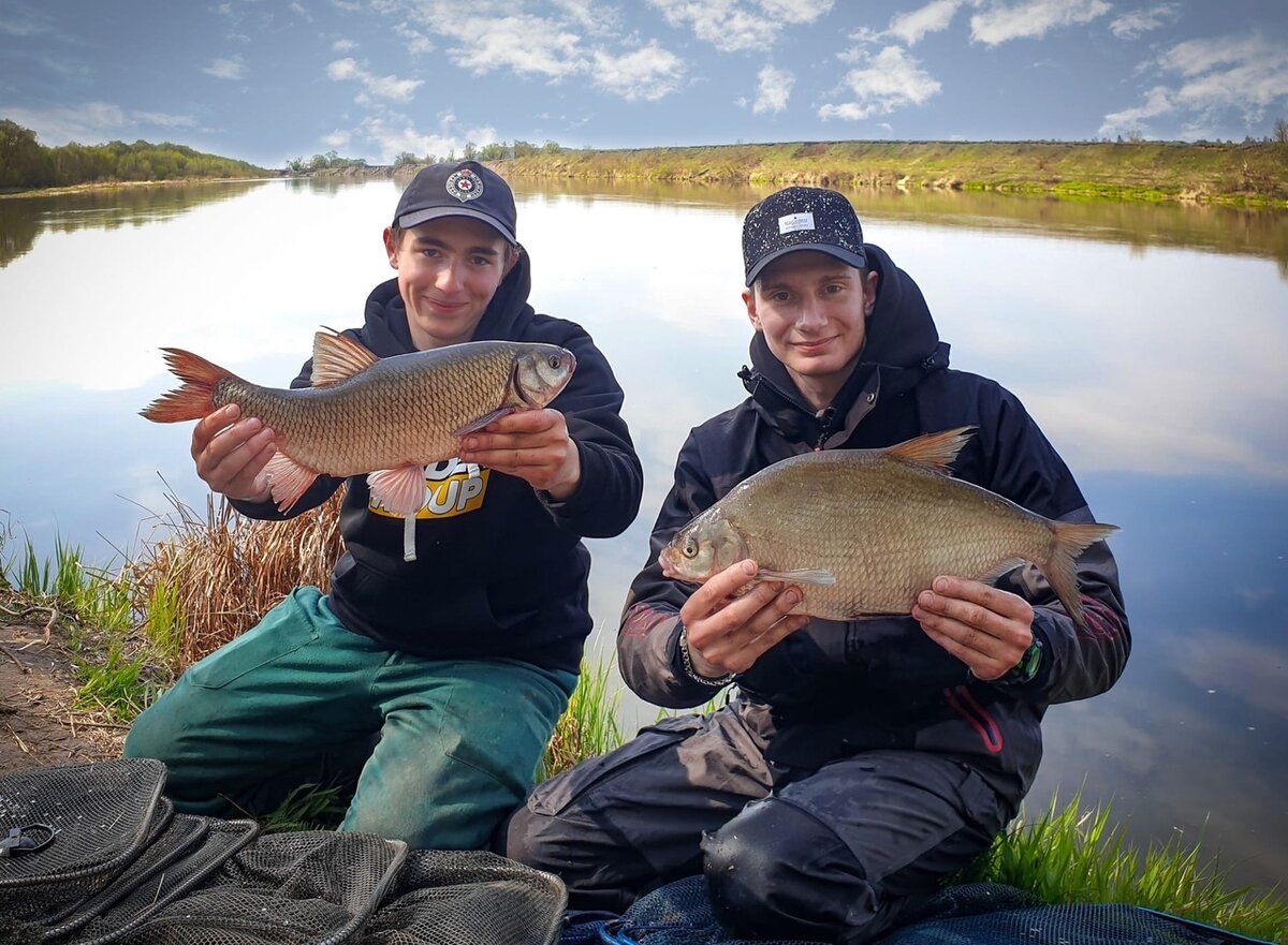 Я со своим другом Евгением Бобровым. Ловим леща и язя