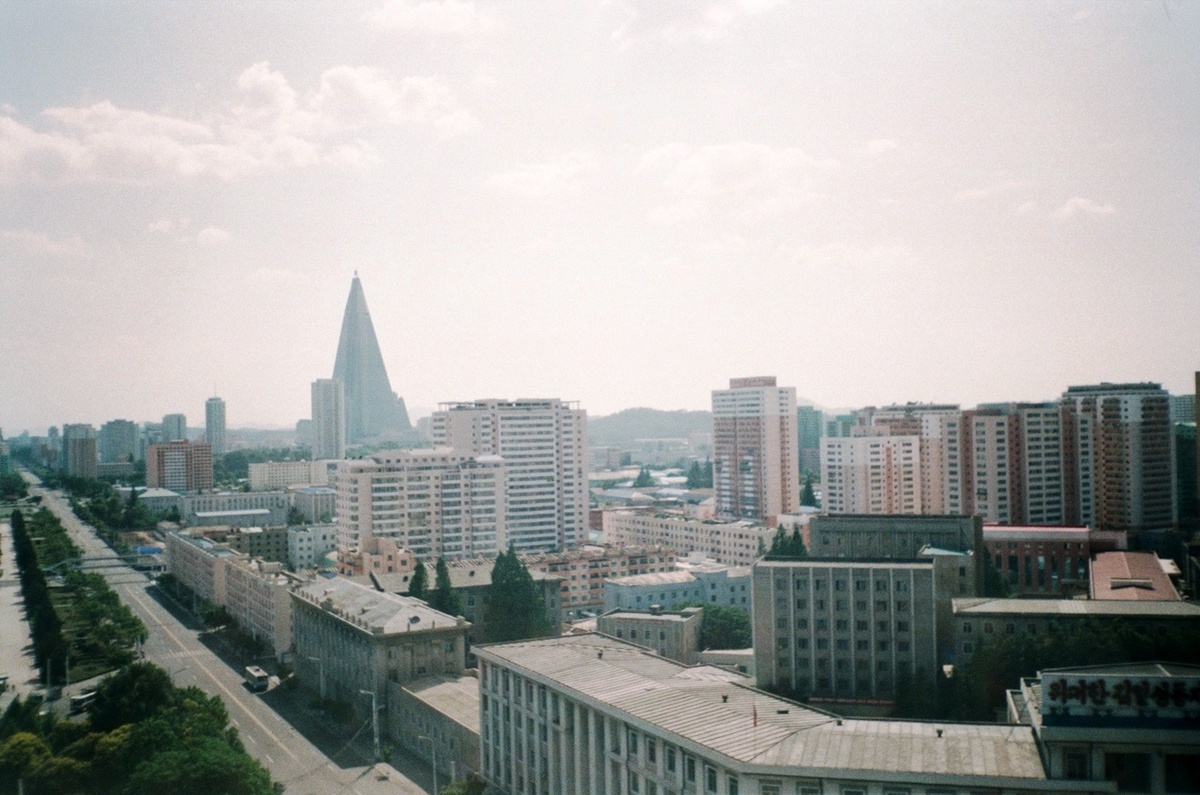 Вид на Пхеньян с небоскребом Рюгён (гостиница)
