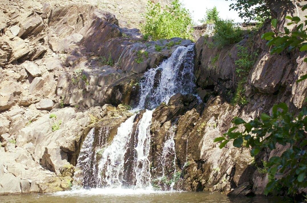 Сар п. Саринский водопад Оренбургская область. Саринский водопад Кувандыкский район.