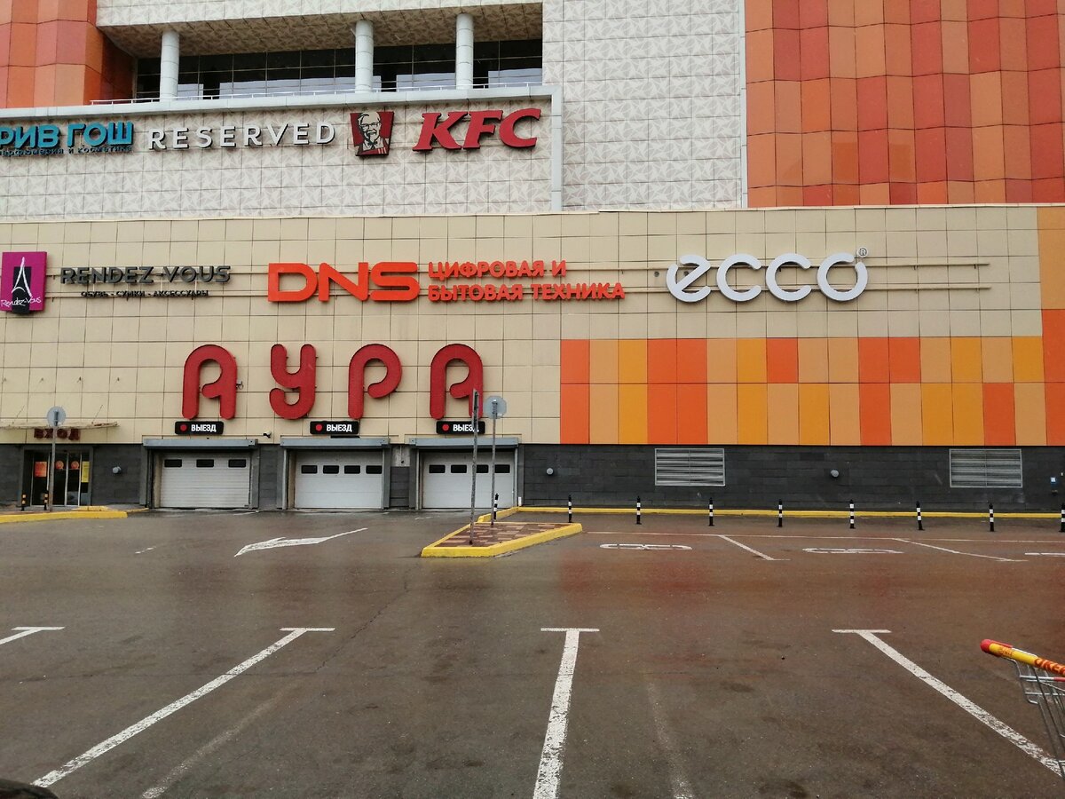 Пустая парковка перед громадным торговым центром