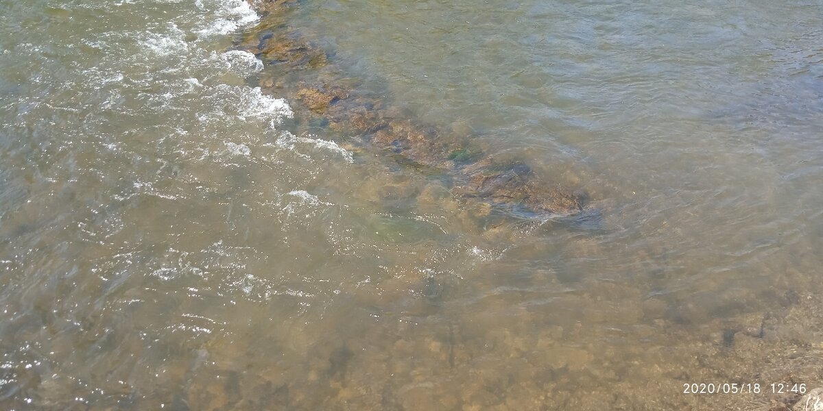 Сегодня были на небольшой речушке. Люблю  смотреть на воду, слушать  ее  журчание , наблюдать как она течет, мягко преодолевая  препятствия на  своем пути. Чувствуешь покой и вечность. 