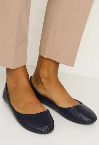 Фото Яндекс картинки. Посмотрите как обычные чёрные балетки могут стильно смотреться. Всего лишь модные брюки и балетки с ассиметричным изгибом