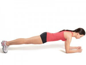 Упражнение «Планка». Это наиболее простое и в то же время эффективное упражнение, которое сделает слегка обвисший живот подтянутым и более плоским. Выполняется оно следующим образом: и.п. (исходное положение) – поза для отжимания от пола. Тело должно быть параллельно поверхности пола, а обе руки должны быть опорами. Приняв описанную позицию, нужно задержаться в ней как можно дольше, напрягая мышцы живота. Новичкам можно начинать с 30 секунд, увеличивая временной отрезок до 3-5 минут.