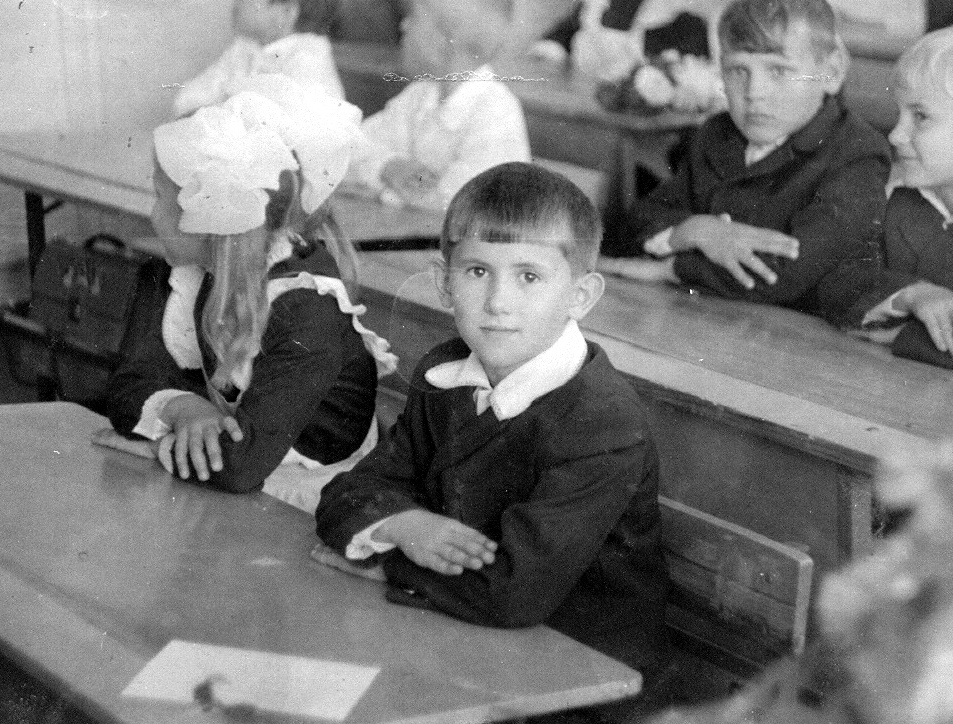 Ну и по традиции, прилагаю свою версию мохнатого года. В этот раз 1980-й год – первый раз в первый класс.