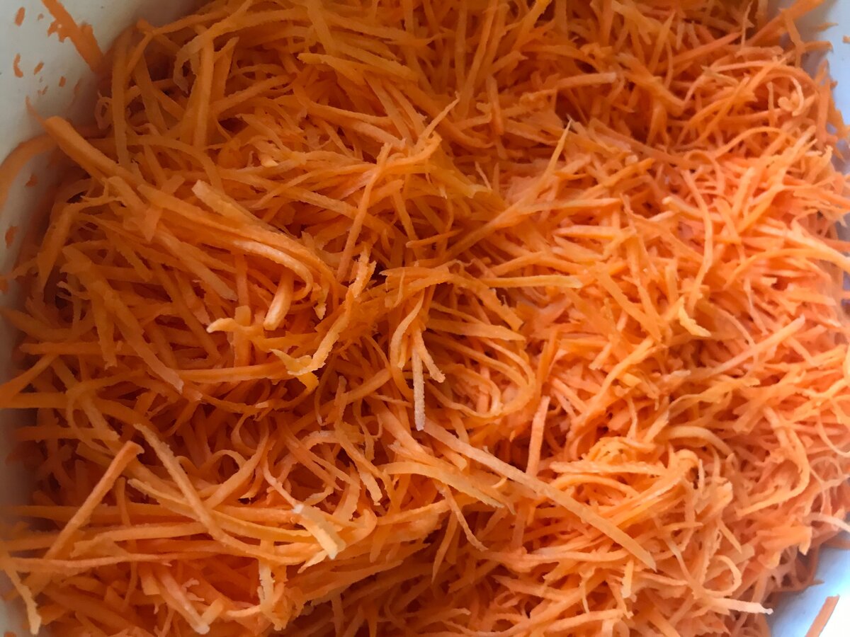 Мне больше мелкой терке, хотя традиционная корейская морковь готовиться на крупной.