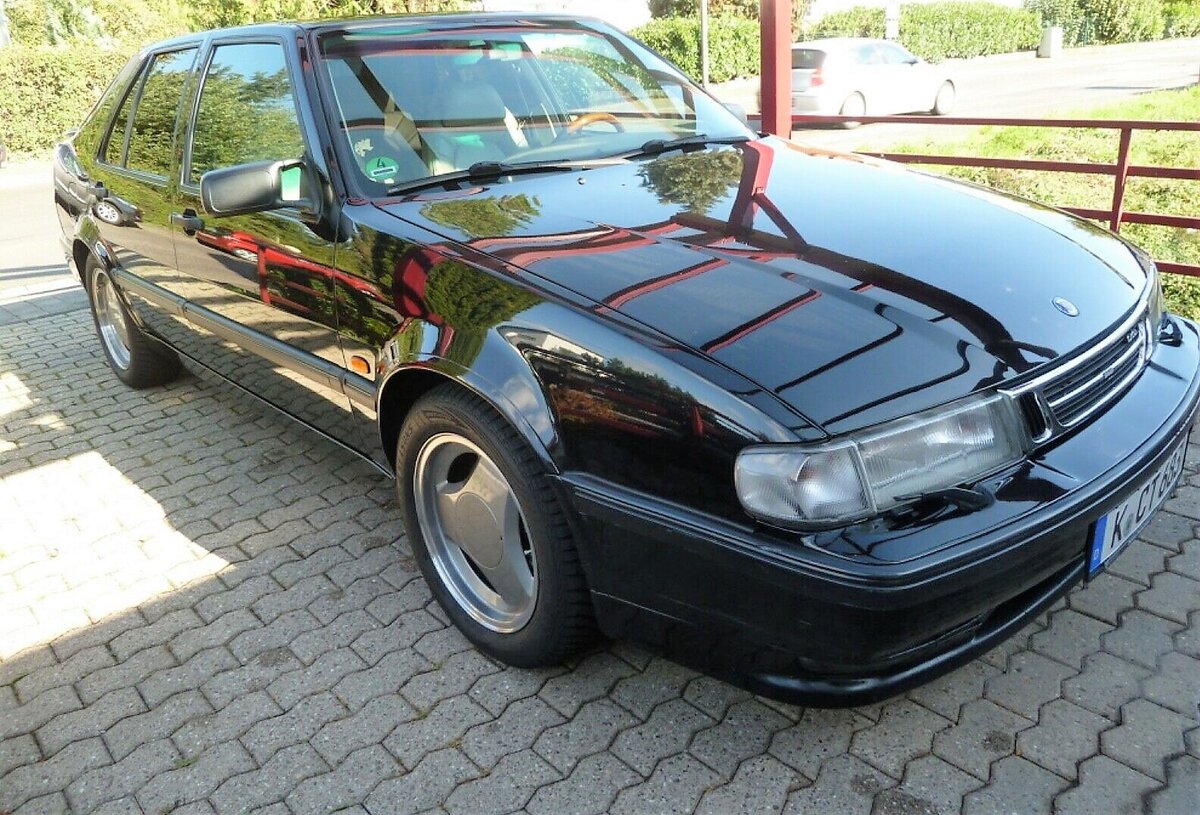 На ряде экспортных машин стояли очистители фар. Также машину СААБ отличали огромный капот и высокая крыша.