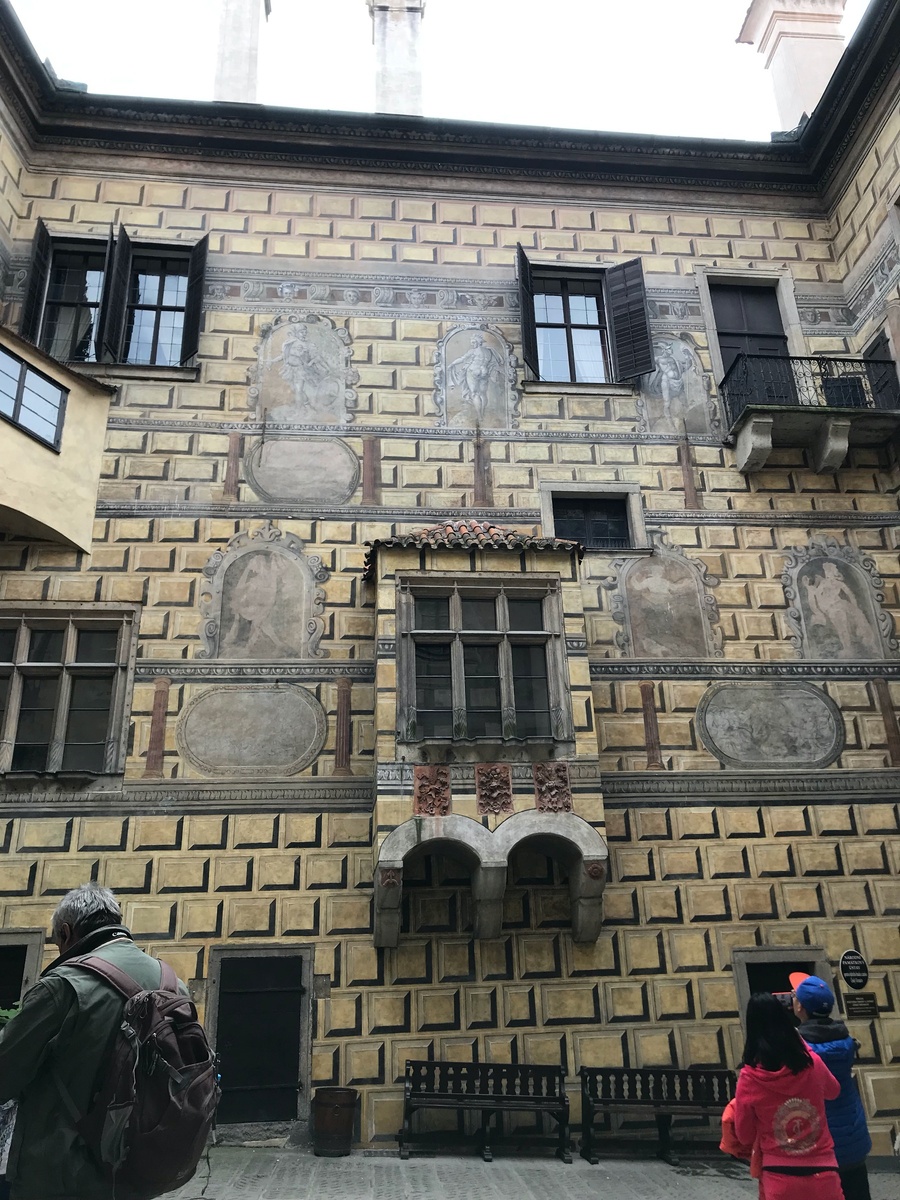 Стена внутреннего двора Крумловского замка
