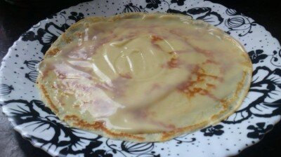 Блинчик намазанный сметаной