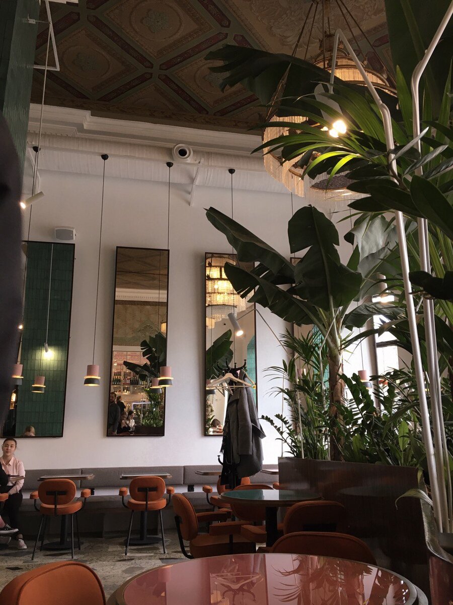 Не отказывай себе ни в чем, попей воды в ресторане