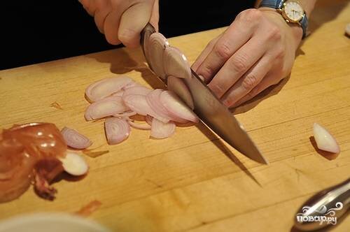 Тонко нарезаем красный лук