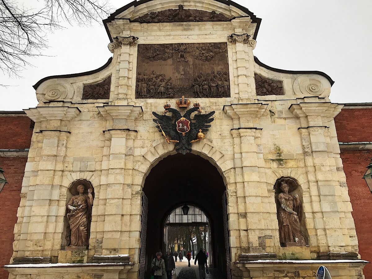 Фотографий Петропавловской крепости практически нет, поскольку было слишком холодно, чтобы доставать телефон из куртки. Впечатления расплывчатые, рассказы гида тоже не запомнились. Лучше выбрать теплую погоду для экскурсии.
