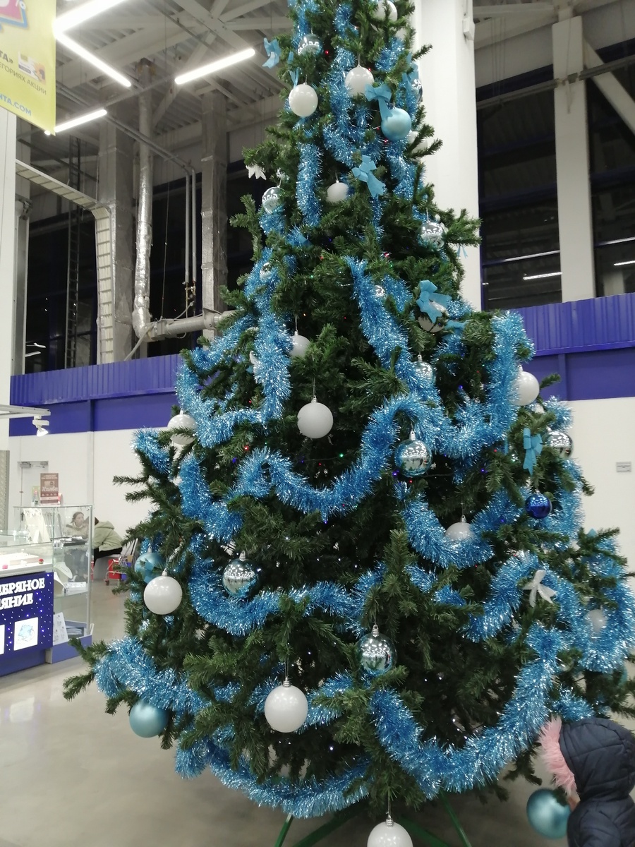 А тем временем во многих магазинах уже стоят напряжённые ёлочки. Гипермаркет Лента