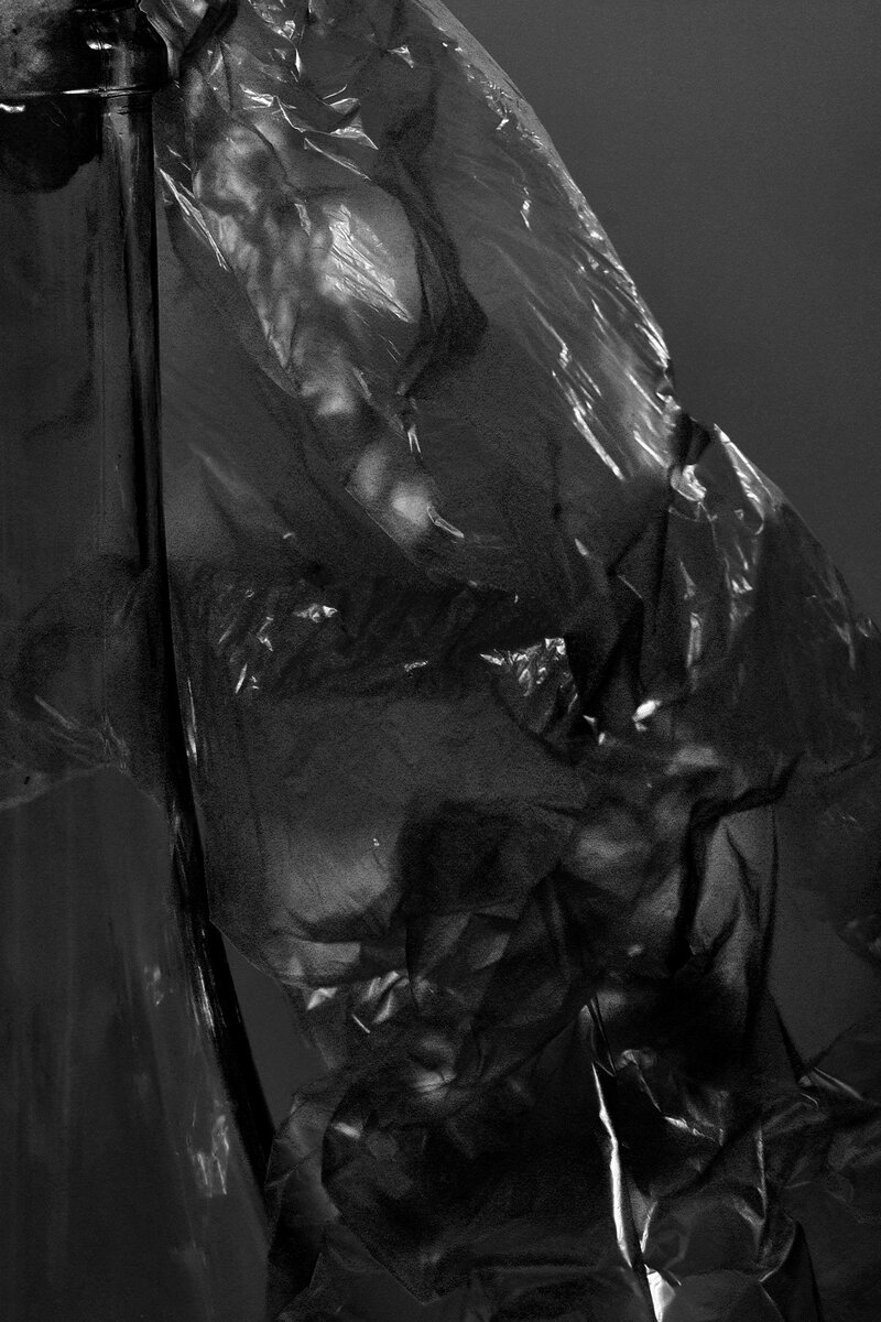 съемки с пакетами это очень красиво, целлофан создает интересные рисунки 