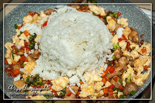 Тяхан Тори — японский рис с курицей, яйцом и овощами