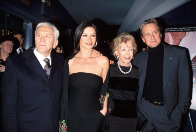 КИРК ДУГЛАС, КЭТРИН ЗЕТА-ДЖОНС, ЭНН БАЙДЕНС И МАЙКЛ ДУГЛАС