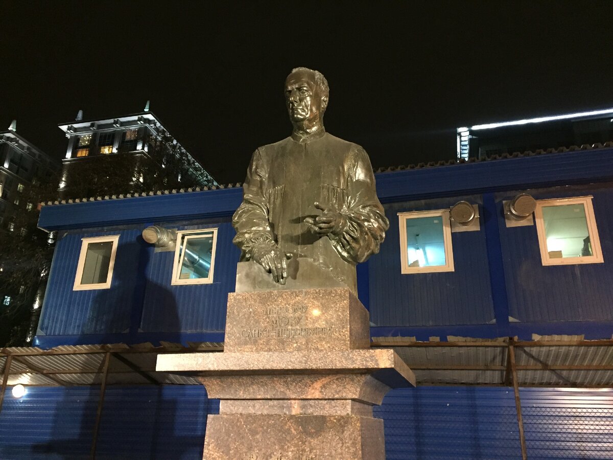 Памятник Собчаку в центре Васильевского острова