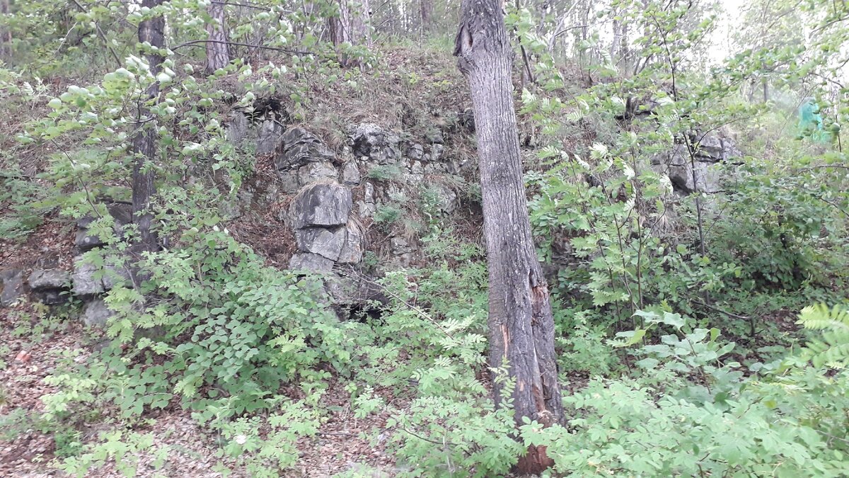 Лучшее время для экскурсии по местам, где ещё лет сто назад добывали уральские минералы - лето. Фото автора.