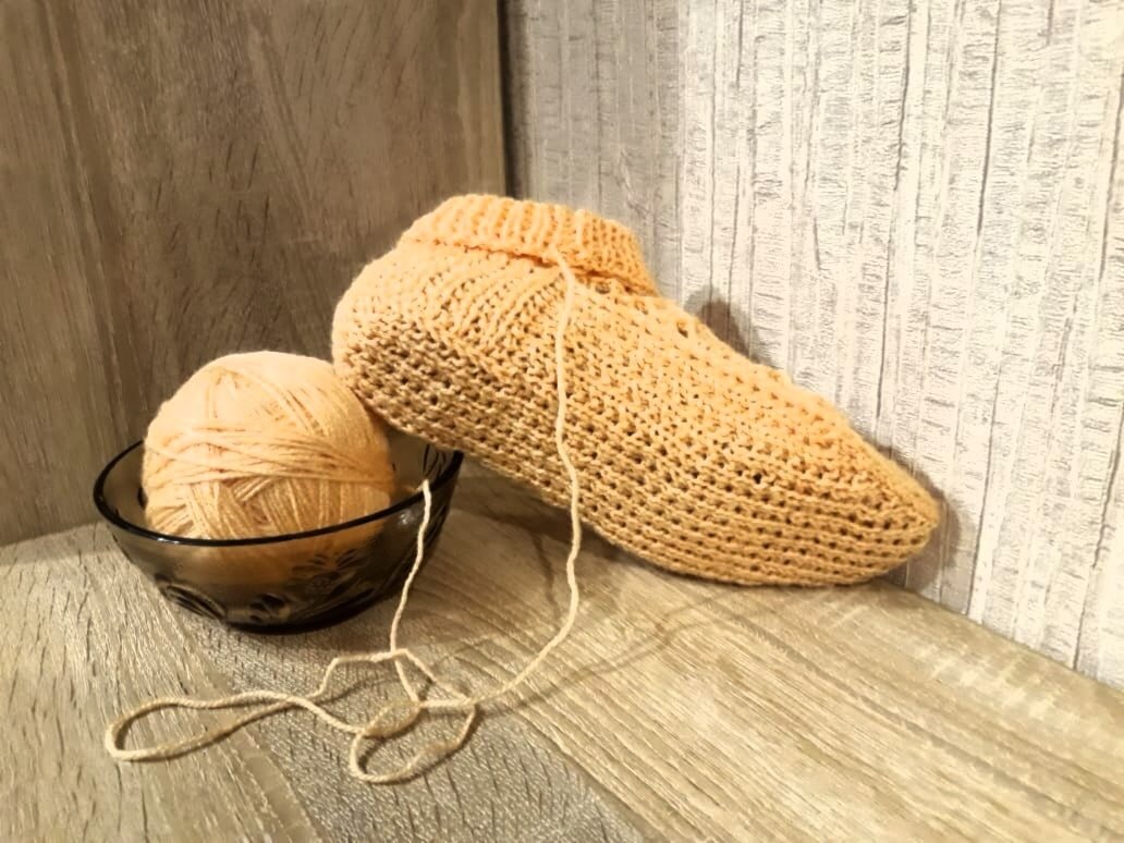 Как связать такие следки можно посмотреть на видео.