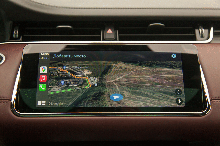 На верхнем дисплее можно отрегулировать угол его наклона. Эпизодические подвисания программ  случаются и в Evoque, и в более дорогих моделях марки 