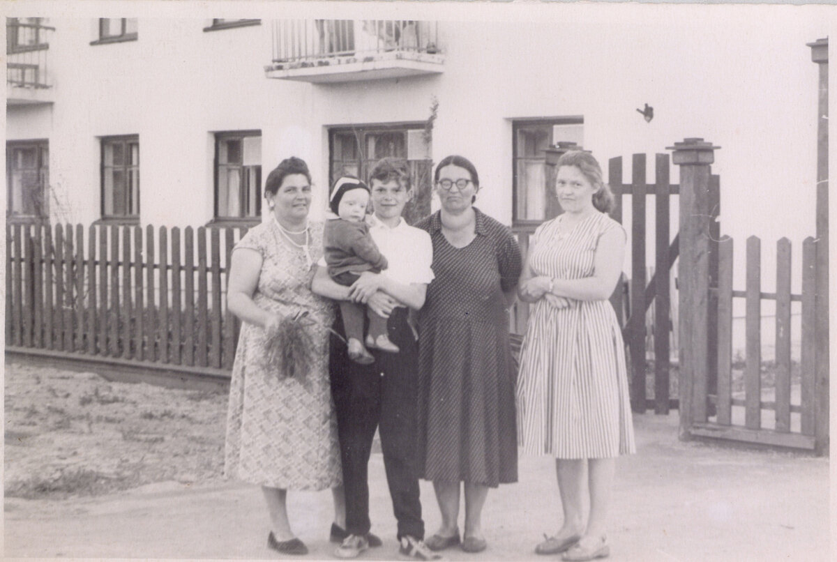 1961 или 1962 год. Домик совсем новый. Все счастливы, а впереди - коммунизм  