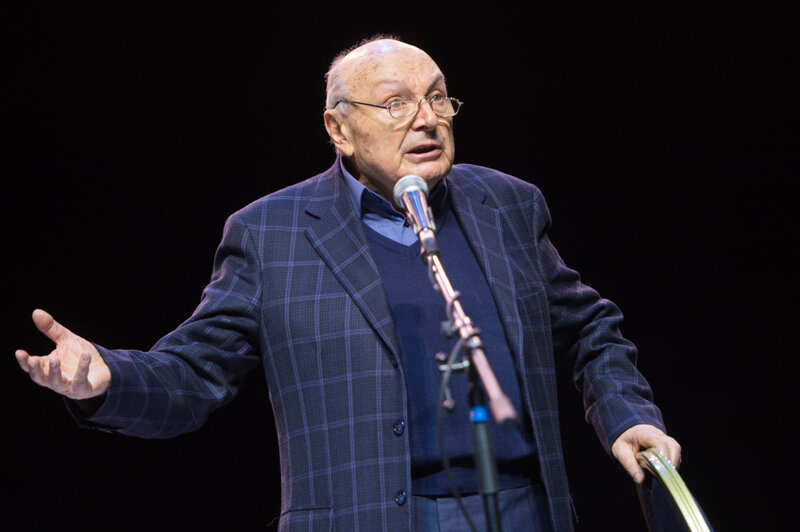 фото во время одного из выступлений М.М. Жванецкий