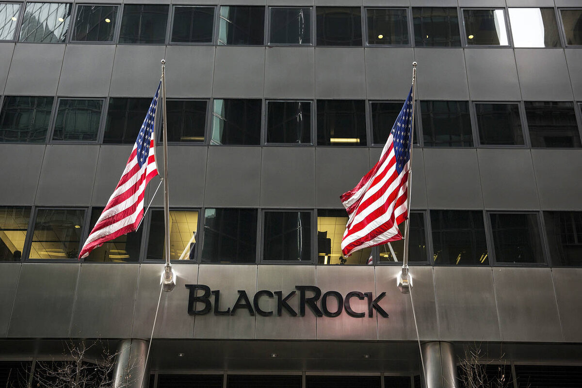 Директор по инвестициям компании BlackRock Рик Ридер обращает все больше внимания на биткоин, так как инвесторы ищут альетрнативные средства сбережения.