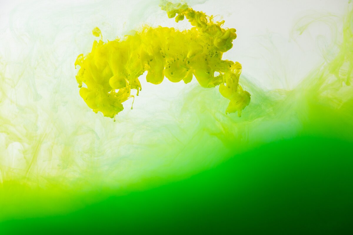 Холодный жёлтый может вызвать у ребенка тошноту и головокружение. https://st3.depositphotos.com/13349494/19181/i/1600/depositphotos_191819860-stock-photo-close-view-mixing-green-yellow.jpg