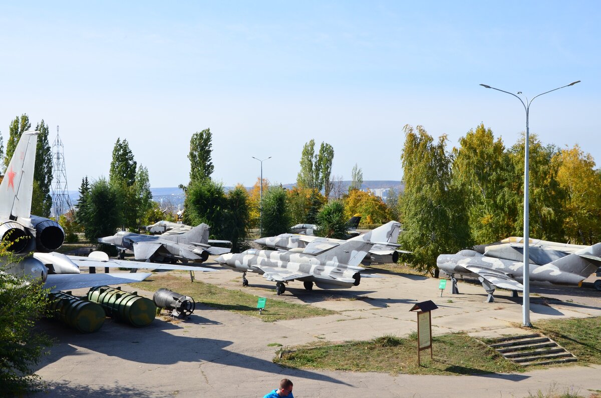 Экспозиция авиационной техники в Музее боевой и трудовой славы. Фото автора.