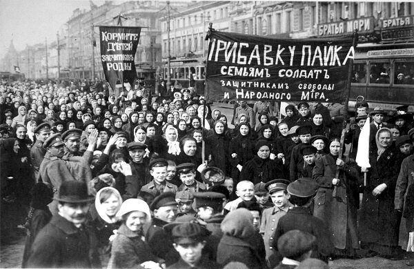 Женская демонстрация в Петрограде, 1917 год. Источник: regnum.ru