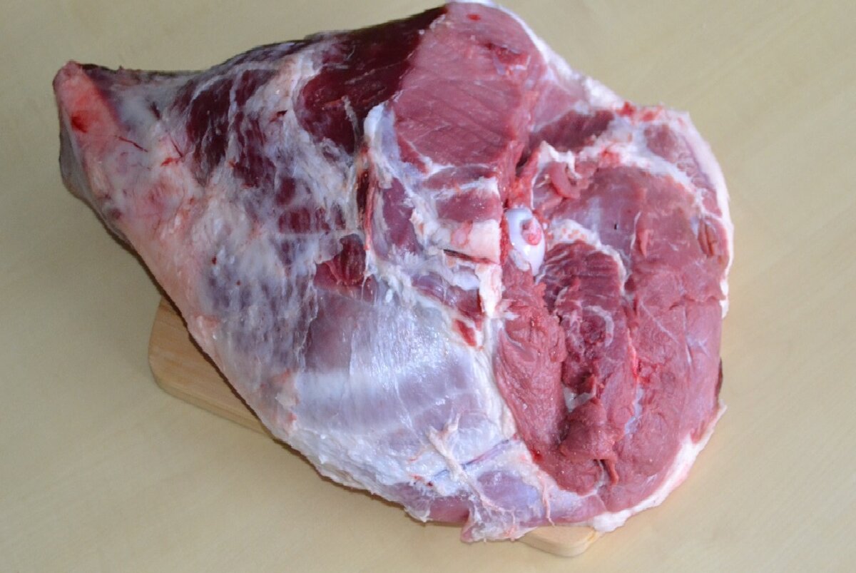 Окорок вымочен и приготовлен для шпигования