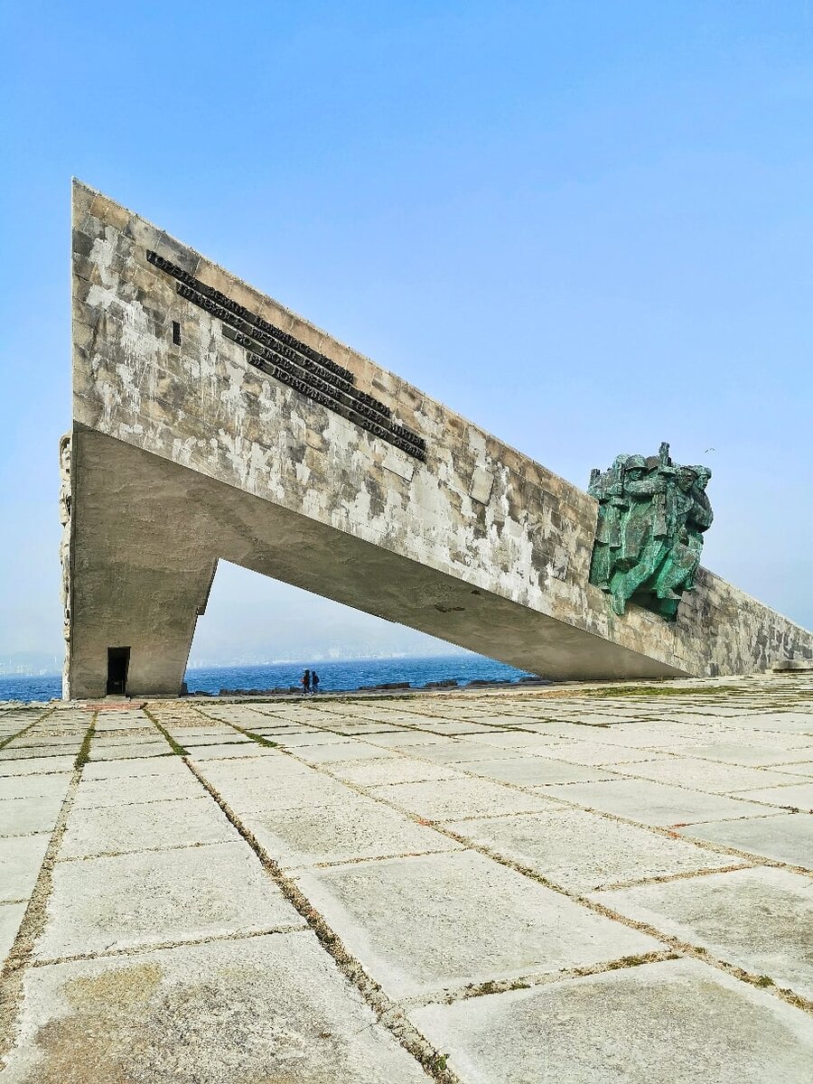 Малаев памятники. Мемориал малая земля в Новороссийске. Музей малая земля Новороссийск. Памятник малая земля в Новороссийске. Ансамбль малая земля Новороссийск.