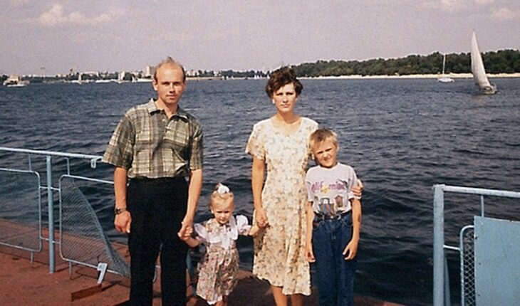 Маленькая Аня с родителями и братом